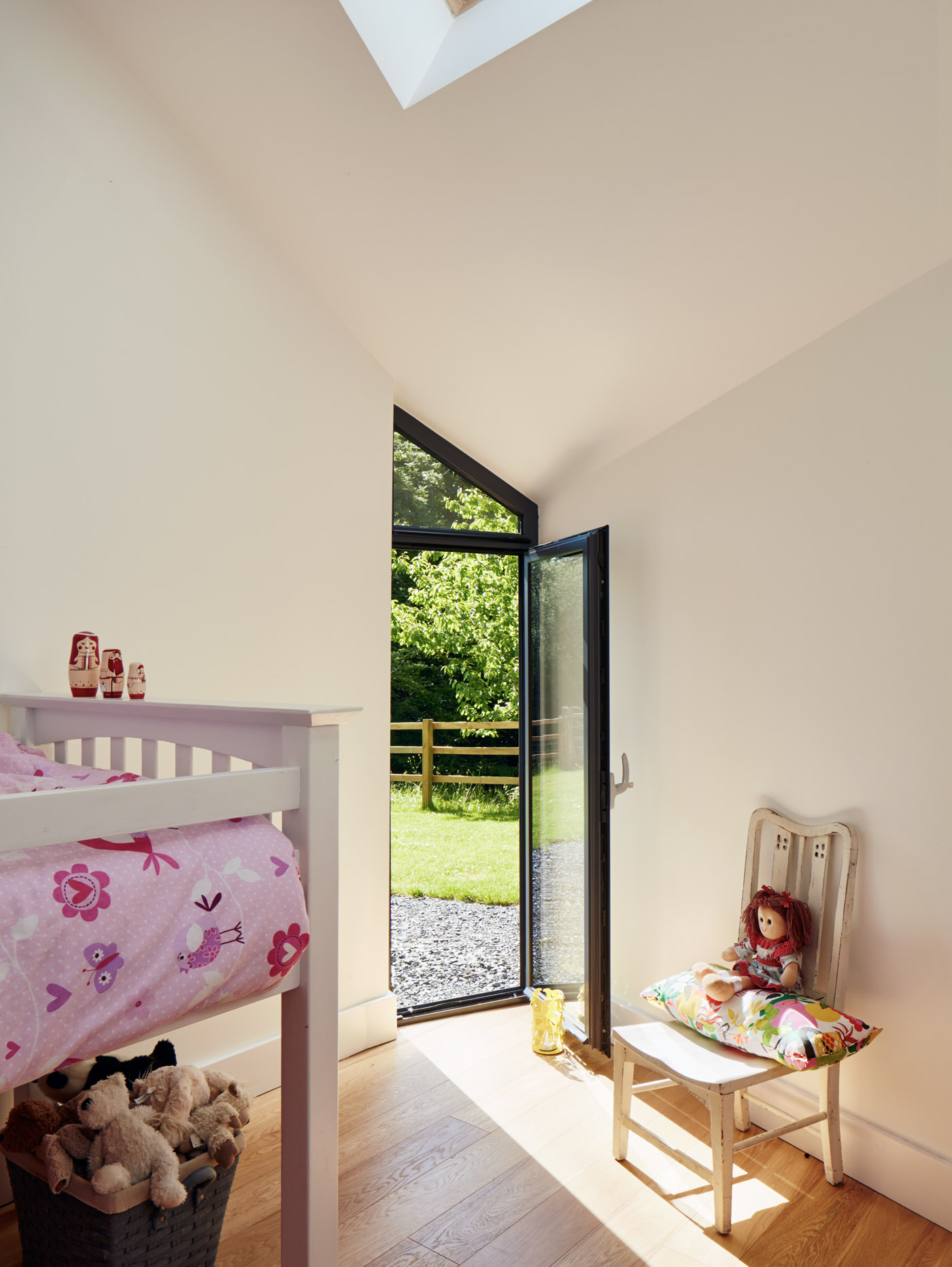 A child bedroom with tall ceilings, perfect for bunk-beds
